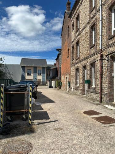 a street with a trash can on the side of a building at Pont'Au Charme - Hypercentre - B'PAM in Pont-Audemer