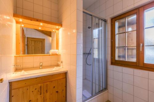 Ένα μπάνιο στο Chalet Coucou Luxury 10 pax Chalet with incredible views and garage