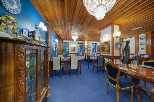 a dining room with a table and chairs at Hotel Bosnali in Adana