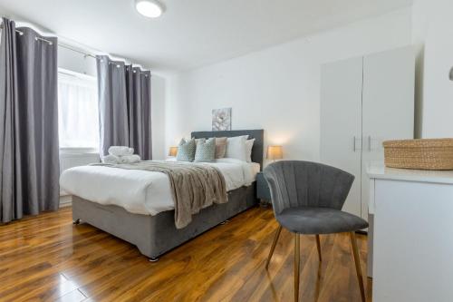 1 dormitorio con 1 cama y 1 silla en Beautiful House, en Londres