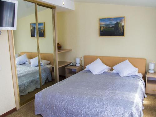 Cama o camas de una habitación en Silver Key Hotel