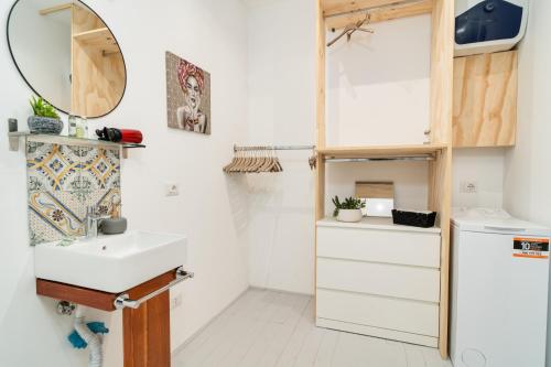 uma casa de banho com um lavatório e um espelho em Maison 31 em Santa Marinella