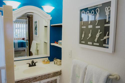 W łazience znajduje się umywalka i lustro. w obiekcie Condominio Gaudi w mieście Pie de la Cuesta
