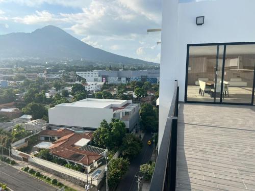 uma varanda de um edifício com vista para uma montanha em Paradise Apartment em San Salvador