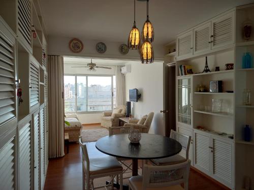 - un salon avec une table, des chaises et un canapé dans l'établissement Santos Dumont 805, à Punta del Este