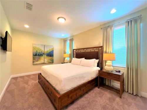 Un dormitorio con una cama grande y una ventana en Deluxe Stay w Pool Spa Game Room BBQ Grill, en Orlando