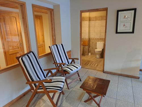 Dos sillas y una mesa en una habitación. en Las Golondrinas - UF 319, en San Martín de los Andes