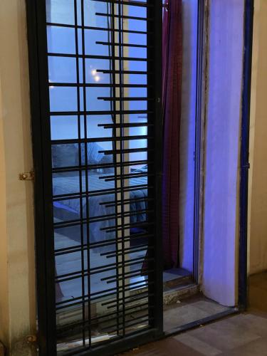 Una habitación con una ventana con barrotes. en Habitación independiente a 5 min de fundidora, en Monterrey
