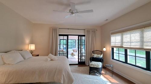 Un dormitorio con una cama y un ventilador de techo. en Bold Stump Cottage, en Lakeside