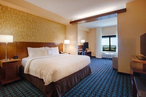 ein Hotelzimmer mit einem Bett und einem TV in der Unterkunft Fairfield Inn & Suites by Marriott Clearwater Beach in Clearwater Beach
