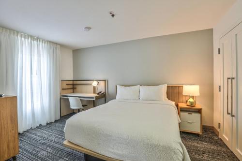 um quarto de hotel com uma cama grande e uma secretária em TownePlace Suites Tallahassee North/Capital Circle em Tallahassee