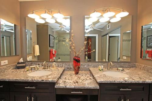 een badkamer met 2 wastafels en 2 spiegels bij VB623 - Suite Sycamore in Palm Desert