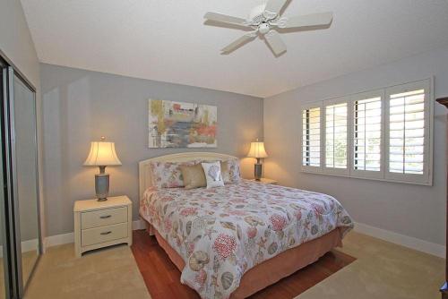 een slaapkamer met een bed en een plafondventilator bij VB623 - Suite Sycamore in Palm Desert