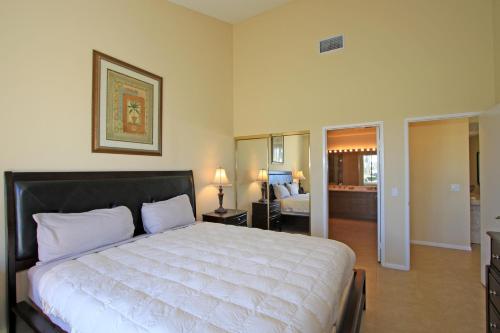 um quarto com uma cama grande e uma sala de estar em VS555 - Palm Views em Palm Desert