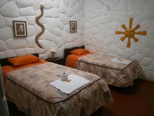 Habitación con 2 camas y toallas. en Wulzer Samana Wasi Andahuaylillas, en Andahuaylillas