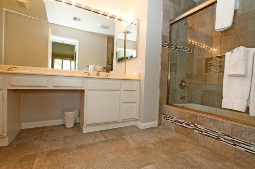uma casa de banho com um lavatório e um chuveiro em VY236 - Sunny Palm em Palm Desert
