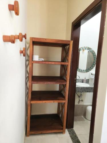 Bilik mandi di Pousada Luz de Candeia