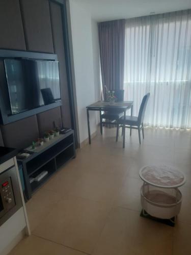a living room with a table and a dining room at Central Pattaya Apartments in Pattaya