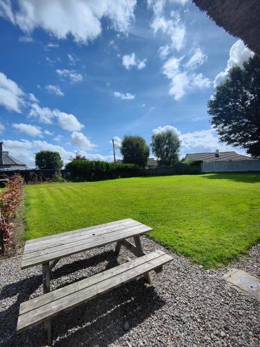 Ein Garten an der Unterkunft Old Killarney