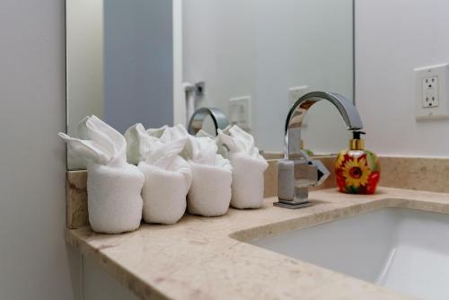 Et bad på Cozy & Contemporary Suite - Easy Access to Everything