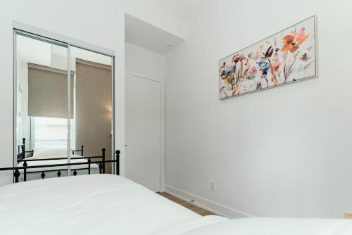 Кровать или кровати в номере Cozy & Contemporary Suite - Easy Access to Everything