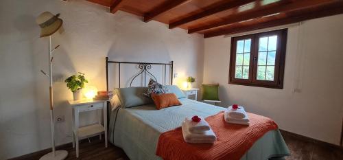 Un dormitorio con una cama con dos toallas encima. en Vivienda Vacacional Finca Monterrey Mazo, en Mazo