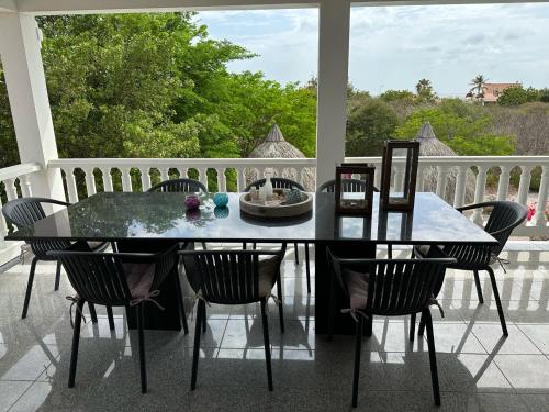 una mesa negra y sillas en un porche con vistas en Gorgeous Villa in Rif St Marie with Private Pool, en Willibrordus
