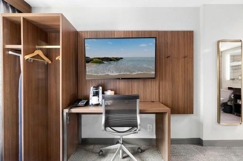 an office with a desk with a chair and a picture of the ocean at Holiday Inn Manhattan 6th Ave - Chelsea by IHG in New York
