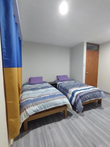 2 camas en una habitación con en TRANSFER VIP HOSTEL, en Lima