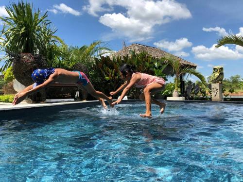 Kolam renang di atau dekat dengan ปีกไม้วิลล่าบ้านMaya-มายา