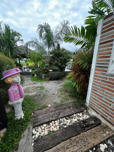 Taman di luar ปีกไม้วิลล่าบ้านMaya-มายา