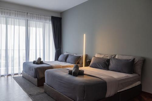Llit o llits en una habitació de Large Family Seaview Suite 3 Rooms by The Only Bnb