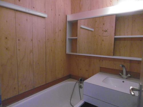 een badkamer met een bad en een wastafel bij Appartement Valmorel, 2 pièces, 5 personnes - FR-1-356-190 in Valmorel