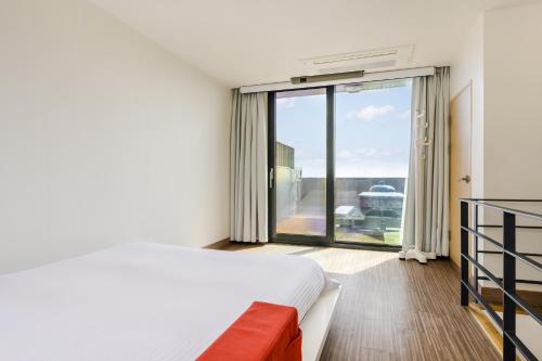 Ένα ή περισσότερα κρεβάτια σε δωμάτιο στο IRO Jeju