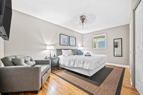 a bedroom with a bed and a couch at Saint Charles 2 Bedroom Townhome Retreat in Earth City