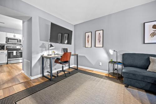 アース・シティにあるSaint Charles 2 Bedroom Townhome Retreatの青いソファとテーブルのあるリビングルーム