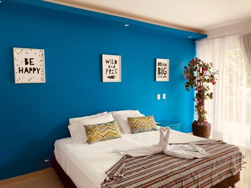 a blue bedroom with a bed with a blue wall at VILLA CRISTAL in Santa Helena