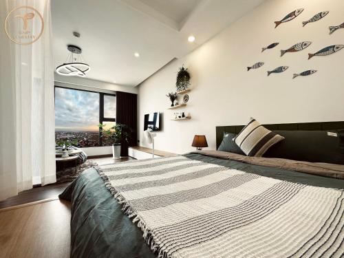 una camera con un grande letto e una grande finestra di Armin Homes Ecopark Red Riverview Sky Oasis a Kim Quan