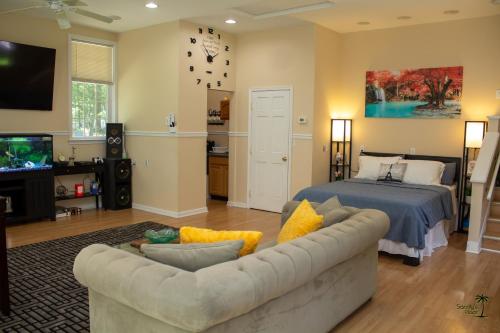 uma sala de estar com um sofá e uma cama em Sandy's Place em East Stroudsburg
