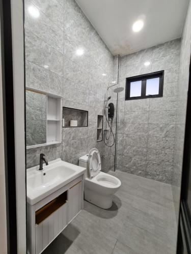 łazienka z białą umywalką i toaletą w obiekcie SS Muar w mieście Muar