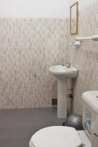 a bathroom with a toilet and a sink at Casa Albina in Yurimaguas