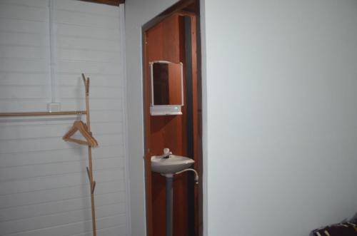 Łazienka z umywalką obok drzwi w obiekcie The Meadows INN w mieście Kottayam