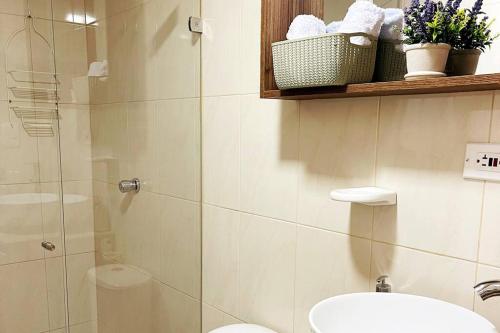 ein Bad mit einer Dusche, einem WC und einem Waschbecken in der Unterkunft Apartaestudio Colonial, Aire Acondicionado, wifi 200 Mbps in Envigado
