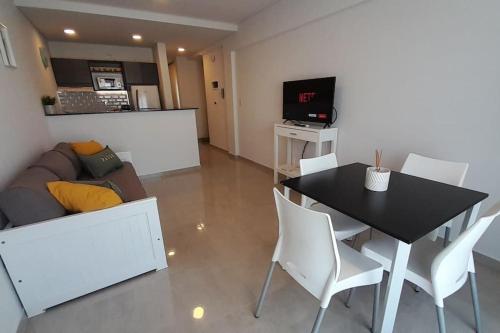un salon avec une table et un canapé dans l'établissement Caleta View - Dpto Confortable, à Puerto Madryn