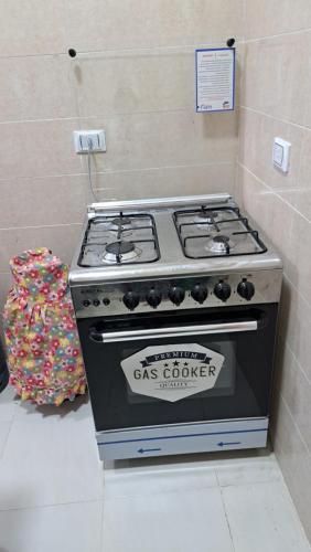 a stove in a room with a sign on it at اجمل شاليه بقرية بلو باي بمرسى مطروح مكيف غرفتين ورسيبشن best chalet 2 room marsa matrouh blue bay village in Marsa Matruh