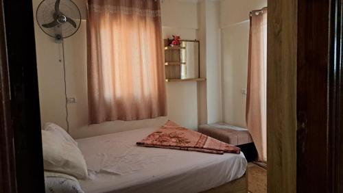 Postel nebo postele na pokoji v ubytování اجمل شاليه بقرية بلو باي بمرسى مطروح مكيف غرفتين ورسيبشن best chalet 2 room marsa matrouh blue bay village