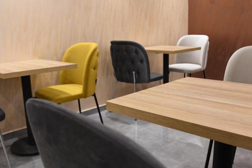 a group of tables and chairs in a room at KAME HOTEL BELGRADE,贝尔格莱德凯美酒店 in Ledine