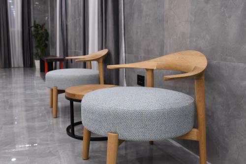a row of chairs sitting in a room at KAME HOTEL BELGRADE,贝尔格莱德凯美酒店 in Ledine