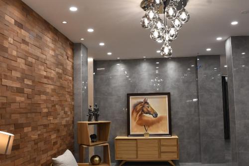 um quarto com uma pintura de um cavalo na parede em KAME HOTEL BELGRADE,贝尔格莱德凯美酒店 em Ledine