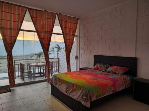 索里托斯的住宿－Bamboleo Club Zorritos，一间卧室配有一张床,享有海景